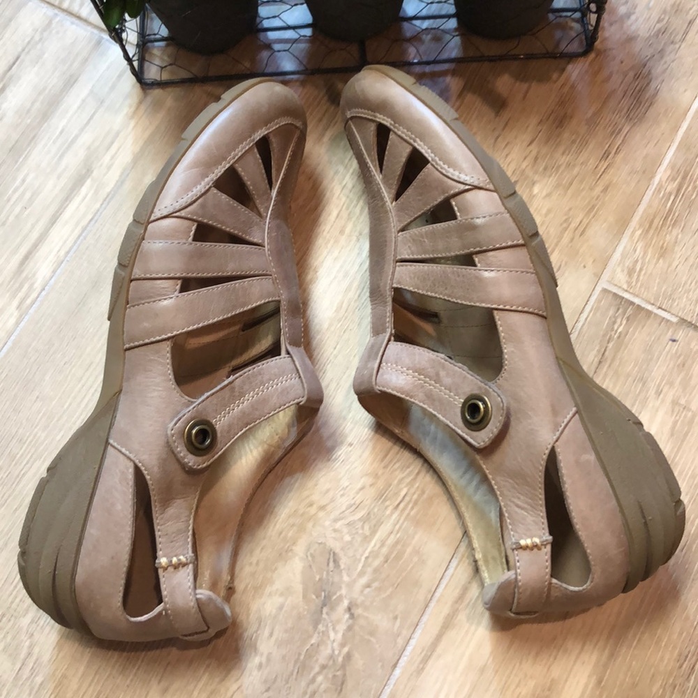 Blonde Aquaprotect Closed Toe Sandals